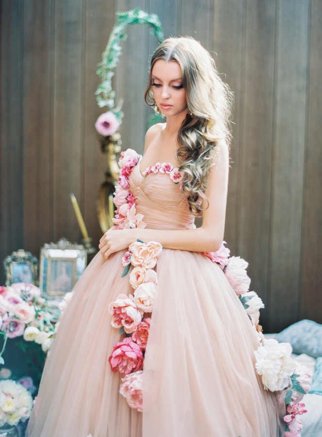 Em tom rosê e com muitas flores, o vestido é bastante romântico (Foto: Reprodução)